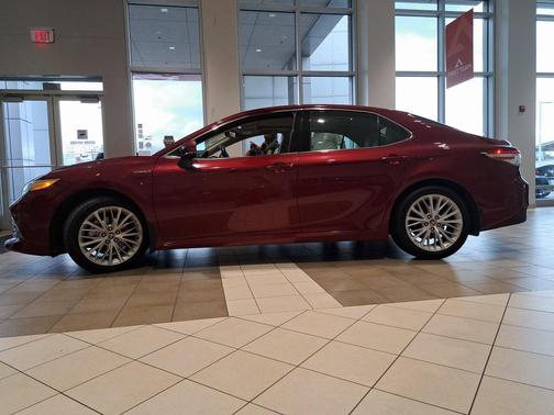 2020 Toyota Camry Hybrid XLE
