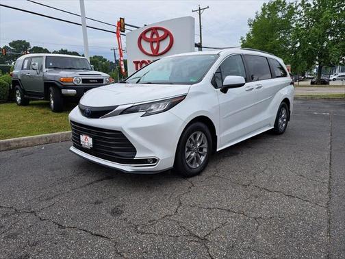 2023 Toyota Sienna XLE 8 Passenger