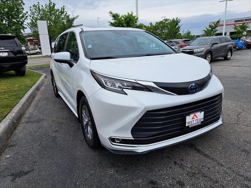 2023 Toyota Sienna XLE 8 Passenger