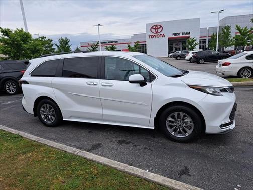 2023 Toyota Sienna XLE 8 Passenger