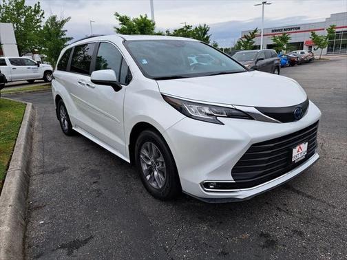 2023 Toyota Sienna XLE 8 Passenger