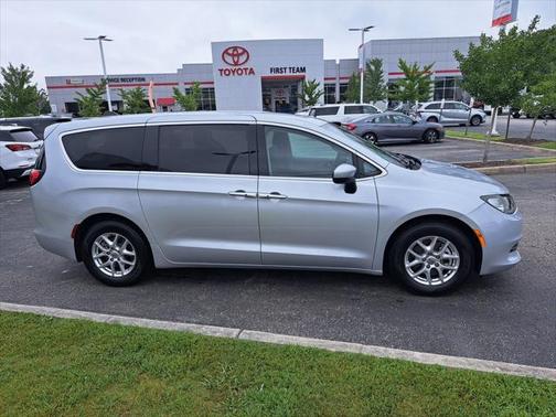 2022 Chrysler Voyager LX