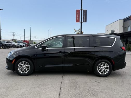 2024 Chrysler Voyager LX