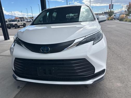 2024 Toyota Sienna LE