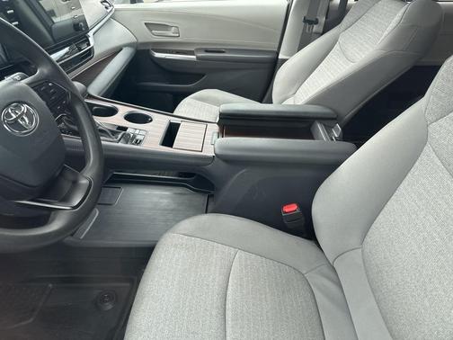 2024 Toyota Sienna LE