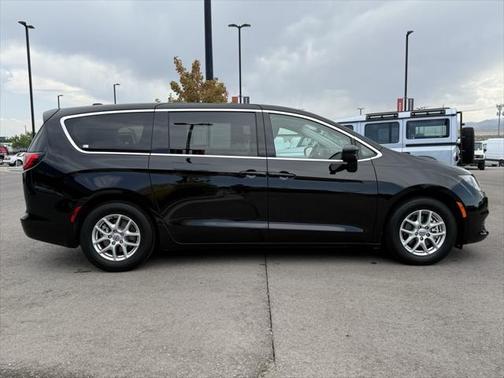 2024 Chrysler Voyager LX