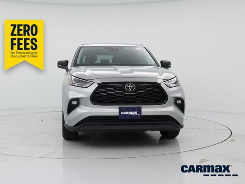 Silver 2024 Toyota Highlander LE