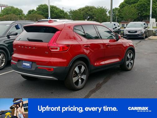 Red 2019 Volvo XC40 T4 Momentum