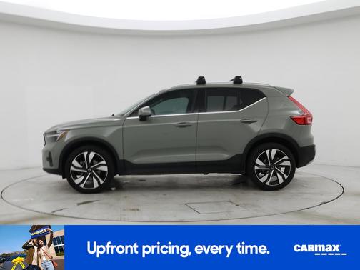 2025 Volvo XC40 B5 Ultra Bright Theme