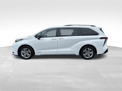 2021 Toyota Sienna XSE 7 Passenger
