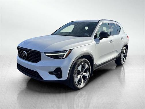 2023 Volvo XC40 B5 Ultimate Dark Theme