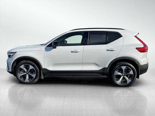 2023 Volvo XC40 B5 Ultimate Dark Theme