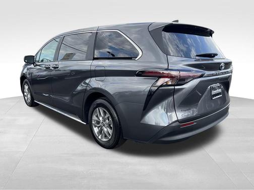 2025 Toyota Sienna LE