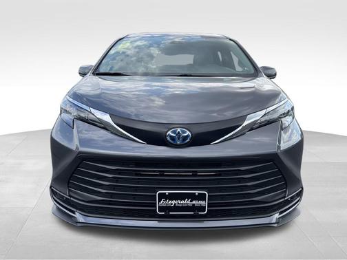 2025 Toyota Sienna LE