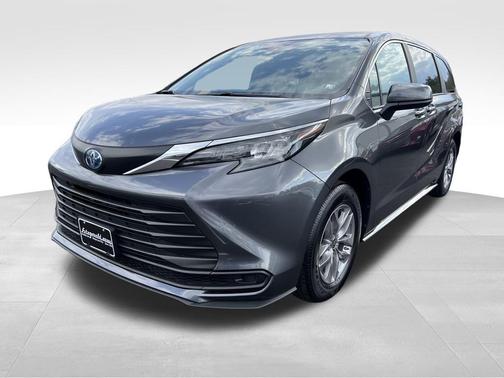 2025 Toyota Sienna LE