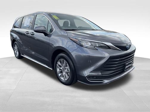 2025 Toyota Sienna LE