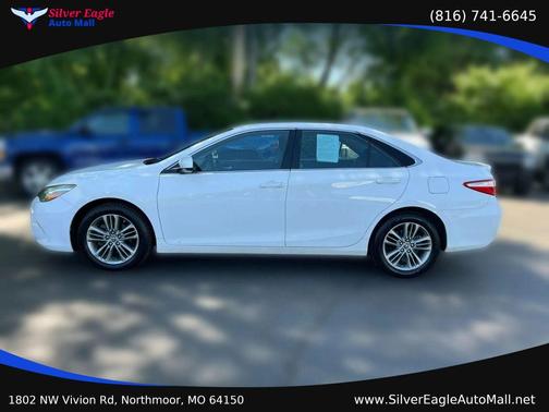 White 2015 Toyota Camry SE