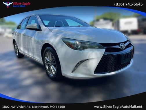 White 2015 Toyota Camry SE