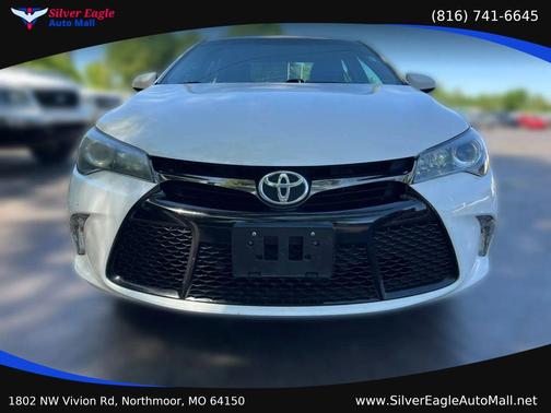 White 2015 Toyota Camry SE