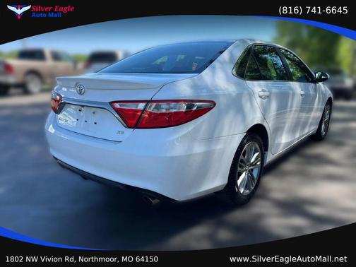 White 2015 Toyota Camry SE