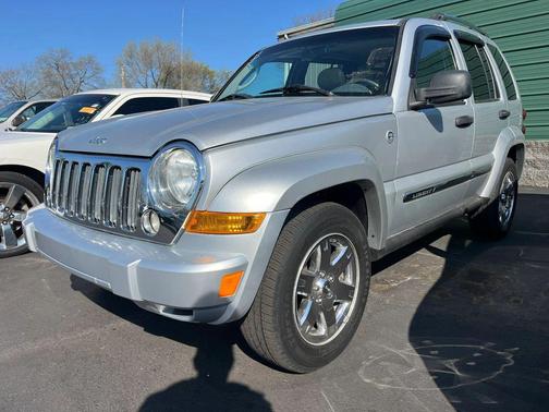 SILVER 2005 Jeep Liberty Sport