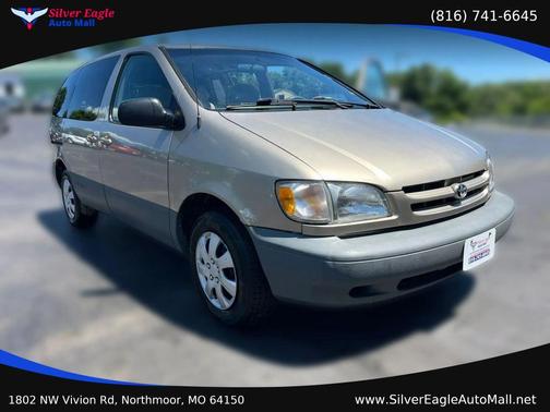 Gold 2000 Toyota Sienna LE