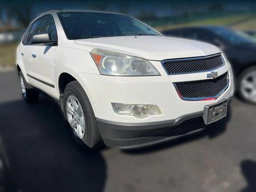 White 2011 Chevrolet Traverse LS