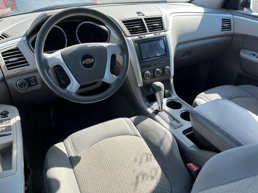 White 2011 Chevrolet Traverse LS