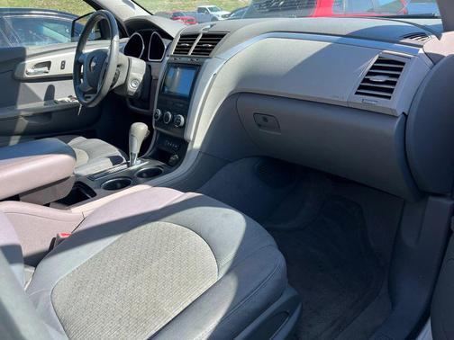 White 2011 Chevrolet Traverse LS