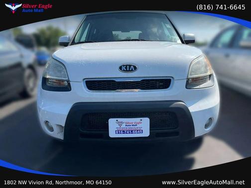 White 2010 Kia Soul +