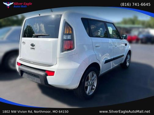 White 2010 Kia Soul +