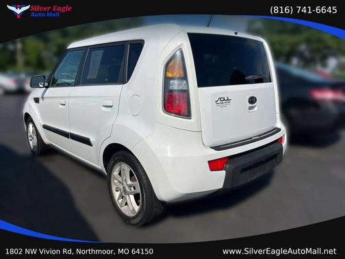 White 2010 Kia Soul +