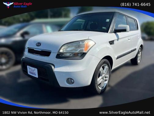 White 2010 Kia Soul +