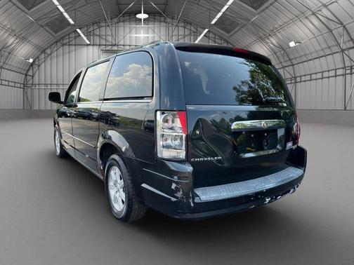 2010 Chrysler Town & Country New LX