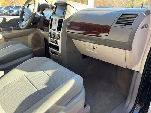 2010 Chrysler Town & Country New LX