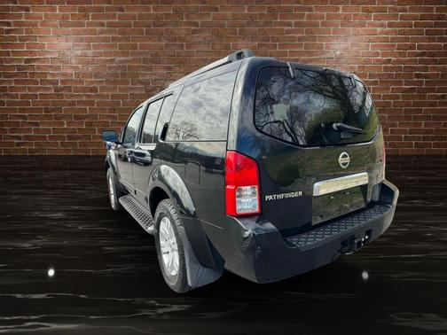 2005 Nissan Pathfinder LE