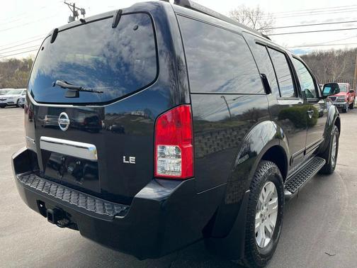 2005 Nissan Pathfinder LE