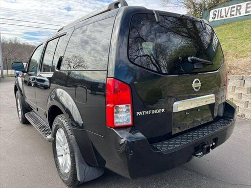 2005 Nissan Pathfinder LE