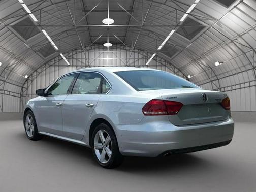 2013 Volkswagen Passat 2.0 TDI SE w/ Sunroof