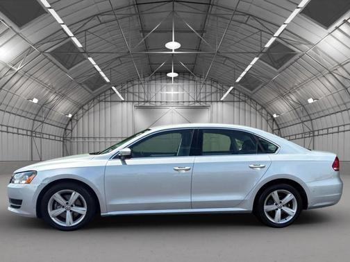 2013 Volkswagen Passat 2.0 TDI SE w/ Sunroof