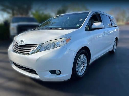 White 2015 Toyota Sienna XLE
