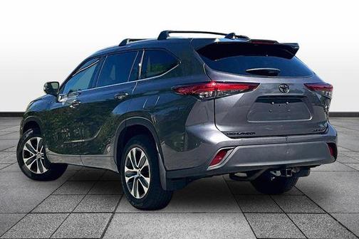 Magnetic Gray Metallic 2022 Toyota Highlander XLE
