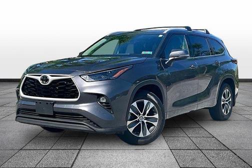 Magnetic Gray Metallic 2022 Toyota Highlander XLE
