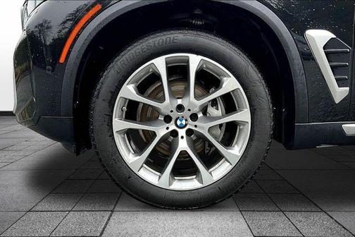 Black Sapphire Metallic 2024 BMW X5 xDrive40i