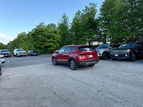 Kings Red Metallic 2023 Volkswagen Taos 1.5T SE