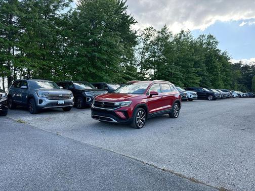 Kings Red Metallic 2023 Volkswagen Taos 1.5T SE