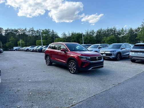 Kings Red Metallic 2023 Volkswagen Taos 1.5T SE