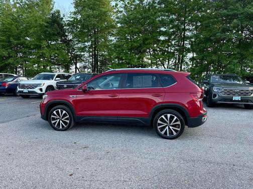 Kings Red Metallic 2023 Volkswagen Taos 1.5T SE
