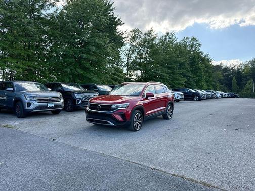 Kings Red Metallic 2023 Volkswagen Taos 1.5T SE