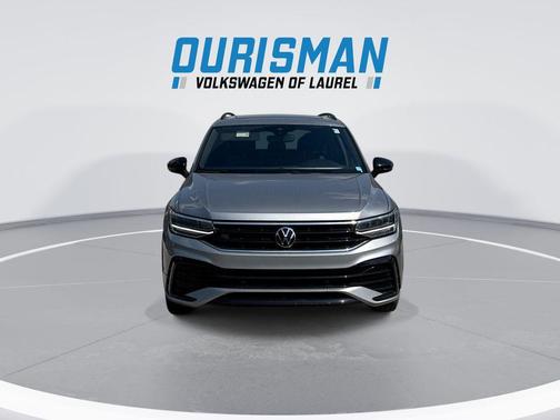 Deep Black Pearl 2024 Volkswagen Tiguan 2.0T SE R-Line Black 4MOTION